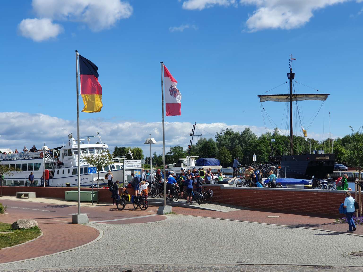 Boarding auf der Fahrradfähre Ueckermünde